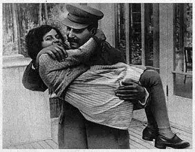 Сталин с дочерью 1935 год Любимица отца Светлана написала ряд мемуаров о - фото 11