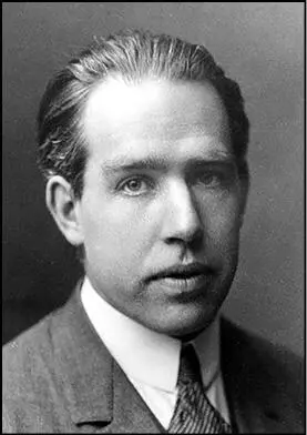 Niels Bohr Por otra parte es un hecho ya demostrado que los experimentos con - фото 11