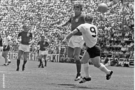 Mit dem Hinterkopf erzielte Uwe Seeler im WMViertelfinalspiel gegen England - фото 17
