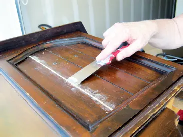 Es necesario tapar con masilla todos los desperfectos Al lijar la madera - фото 32