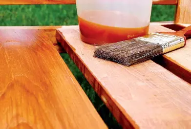 Aplicación de tinte con brocha En el proceso de barnizado se muestra la - фото 28