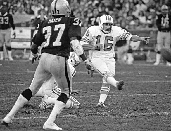 WembleyToni Nr 16 gegen Ende seiner zweiten Karriere als Footballer Hier - фото 14