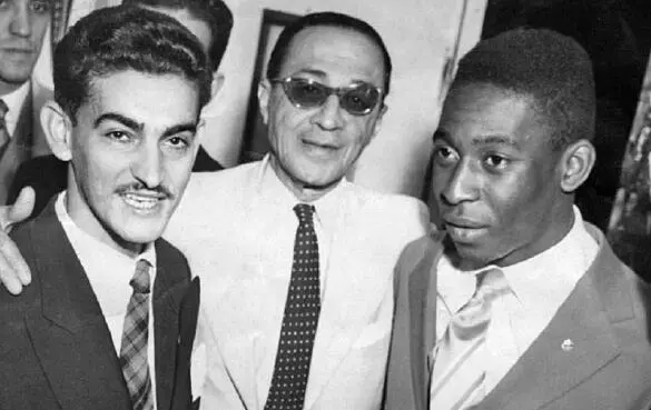 Ein junger und ein alter Goalgetter Pelé rechts und Artur Friedenreich - фото 12