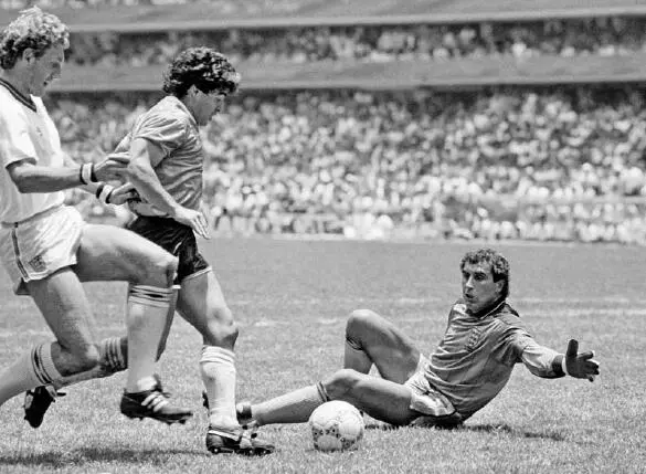 Am Ende eines legendären Dribblings Maradona macht das zweite Tor für - фото 31