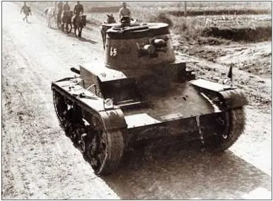 Vickers MkЕ 2го танкового батальона 1937 год Машина несет однотонную - фото 10