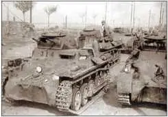 Японские солдаты позируют на захваченном китайском PzI ausfА 1937 год - фото 17