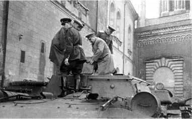 ИВ Сталин осматривает САУ СУ152 Москва Кремль 8 августа 1943 года - фото 35