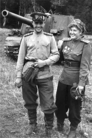 Командир ИСУ122 гвардии лейтенант ВП Орлова и ее муж механикводитель - фото 85