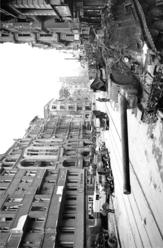 ИСУ122 на одной из улиц поверженного Берлина Май 1945 года Колонна - фото 177