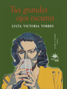 Lucía Victoria Torres Tus grandes ojos oscuros обложка книги