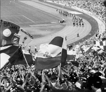 Wenn Fans feiern Die Südkurve im Münchner Olympiastadion unterlag einer - фото 2
