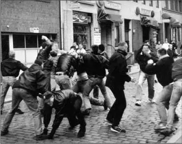 Wenn Fäuste fliegen Hooliganismus in der Hamburger Innenstadt Wenn Fans - фото 1