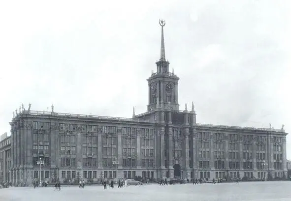 Горсовет с башней часами и гербом В конце 1951 начале 1952го вместе с - фото 13