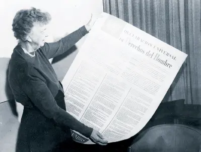 Eleanor Roosevelt sosteniendo la Declaración Universal de los Derechos Humanos - фото 2