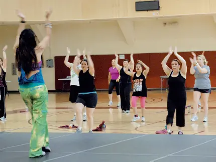 Persona con discapacidad en clase de zumba del gimnasio de su localidad - фото 15