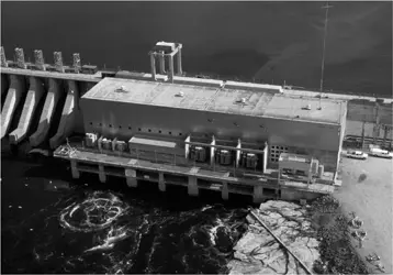 1 Central nuclear La energía eléctrica se obtiene mediante la fisión de - фото 2