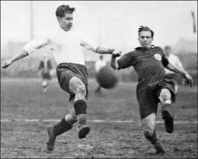 Zwei Düsseldorfer Ausnahmekönner im Kampf um den Ball Paul Janes im - фото 9