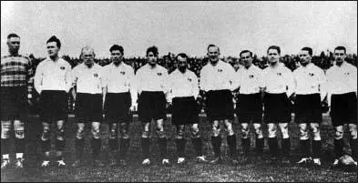 Deutscher Meister 1933 Fortuna Düsseldorf Von links Torwart Willy Pesch - фото 10