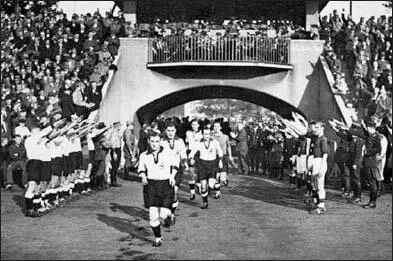 22 Oktober 1933 Einlauf zum zweiten Länderspiel Deutschland Belgien 81 - фото 11