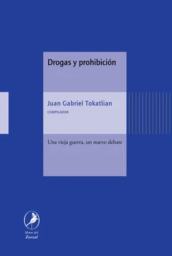 Juan Gabriel Tokatlian Drogas y prohibición обложка книги