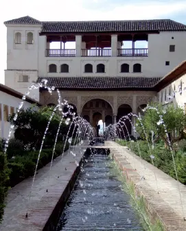 Un jardín cerrado pequeño con sombras y agua buscando el solaz y la - фото 16