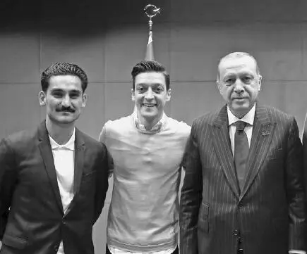 Fotos mit Folgen Oben Ilkay Gündogan und Mesut Özil mit dem türkischen - фото 1