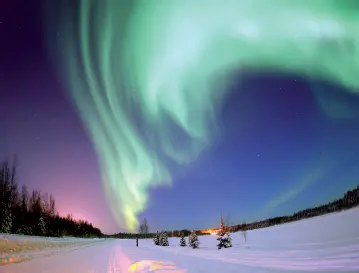 En esta fotografía se puede observar el fenómeno de la aurora en el cielo de - фото 17
