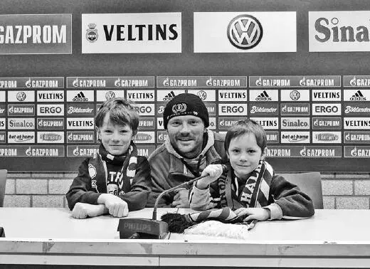 Till Kluti und Youri bei der Pressekonferenz Um 1430 Uhr begann die Führung - фото 5