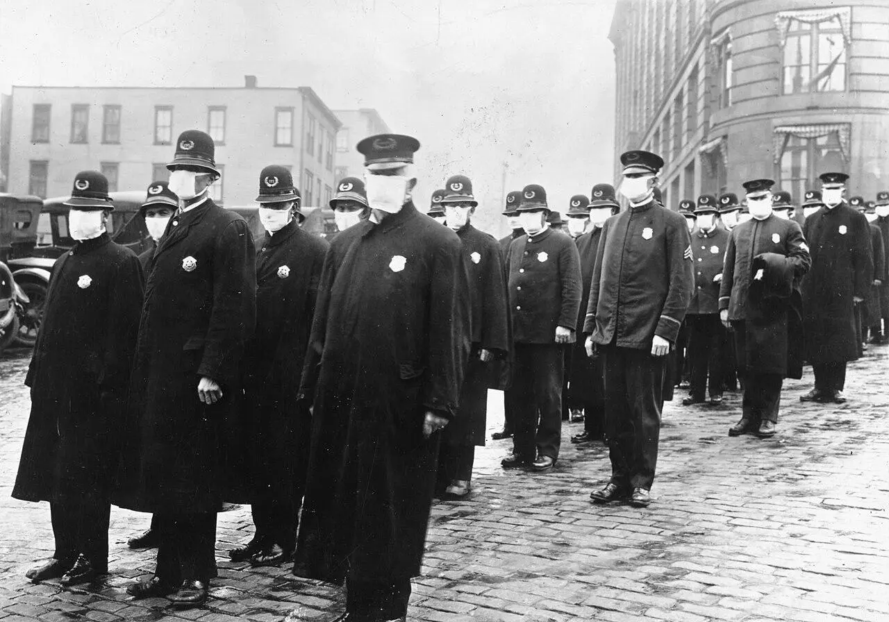 Police officers in Seattle during the Spanish flu epidemic Attribution - фото 1