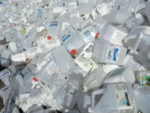 Envases de fitosanitarios mal gestionados en las proximidades de una - фото 86