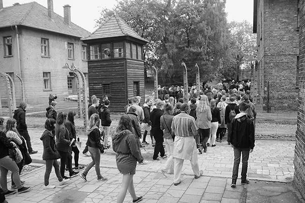 Die Überfüllung der Gedenkstätte lässt sich auch in den Fotos der Schulgruppen - фото 2