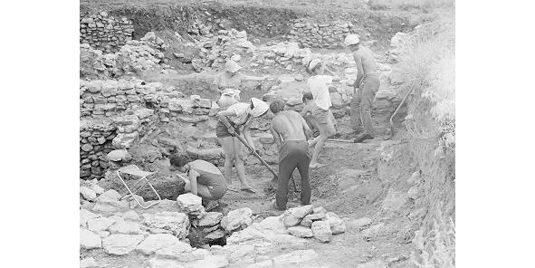 18 Археологи на расчситке культурного слоя в Танаисе 1975 источник АЧФ Среди - фото 19