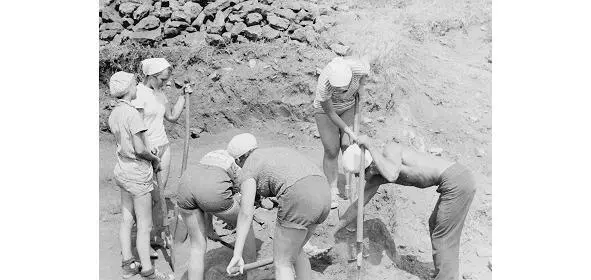 7 Девушкиархеологи копают культурный слой 1975 год источник АЧФ - фото 8