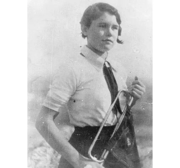 Қарсақбай ЛКСМ аудкомының бөлім меңгерушісі Н Жукова 1927 жылы Қарсақбай - фото 80