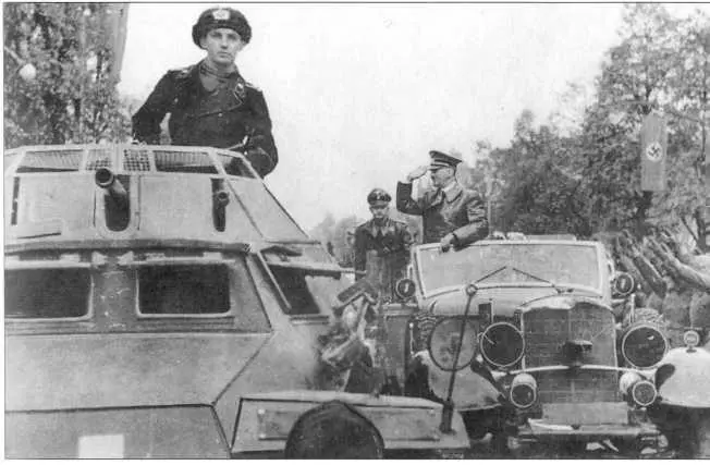 Гитлер с триумфом въезжает в Варшаву 5 октября 1939 г В составе его эскорта - фото 31