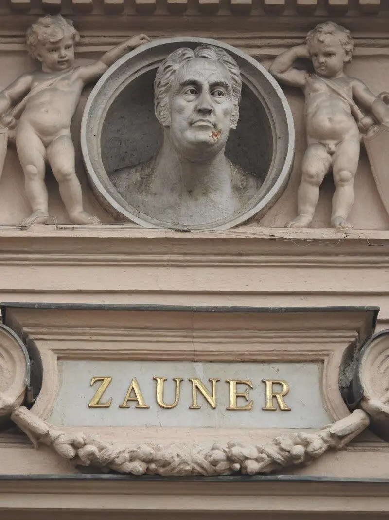 Porträt von Franz Anton von Zauner an der Fassade des Landesmuseums - фото 21