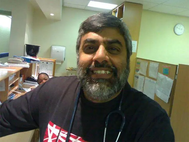 Dr Jamil Omar Доктор Смит с напускной серьёзностью высказывает мне Доктор - фото 41