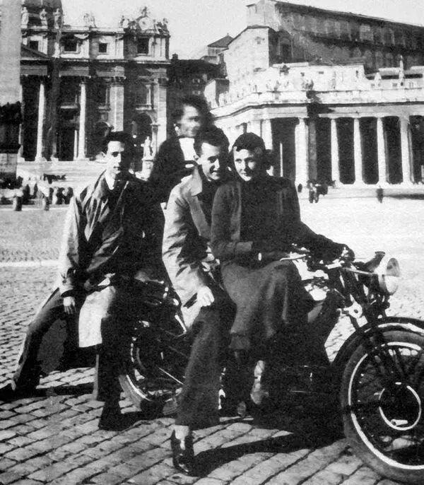 Олег Кассини крайний слева с друзьями на площади Святого Петра 1933 Но не - фото 5