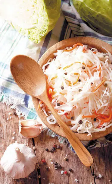 Квашеная капуста с брусникой 2 кг белокочанной капусты 200 г яблок 70 г - фото 35