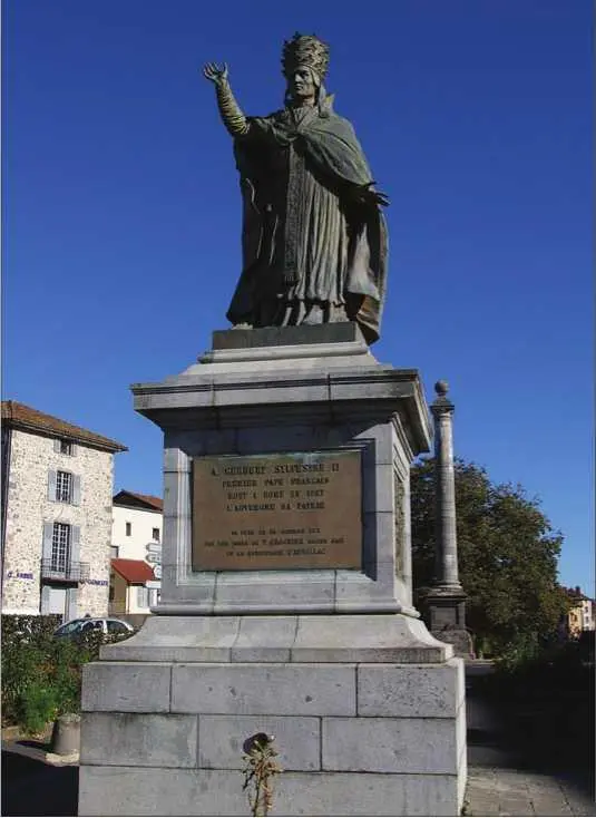 Памятник папе Сильвестру II Орийак Франция Когда речь заходит о Первом - фото 17