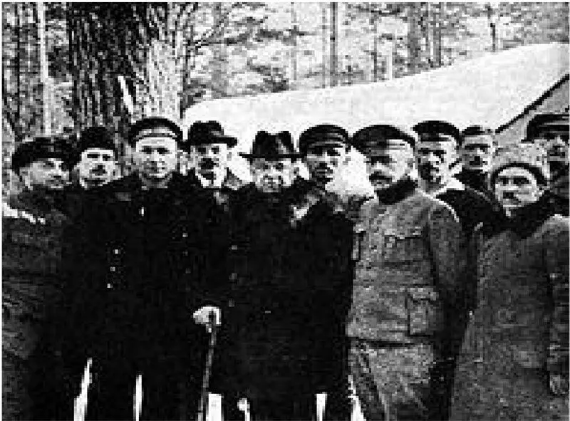 Степан Петриченко среди русских эмигрантов в Финляндии в 1921 году Так ВМ - фото 9