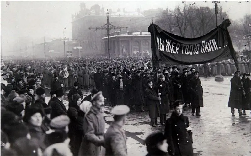 Демонстрация в СанктПетербурге 1917 год В целом же пьяные погромы оставили - фото 8