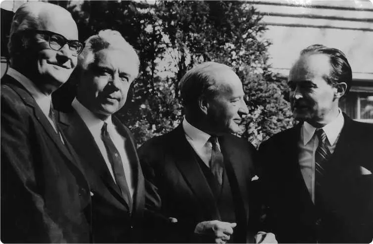 Участники четырехсторонних переговоров слева направо К Раш посол США в - фото 1