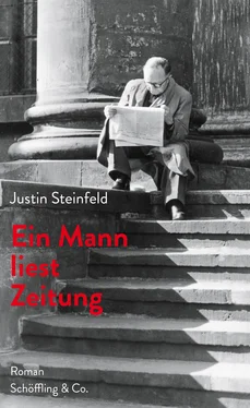 Justin Steinfeld Ein Mann liest Zeitung обложка книги