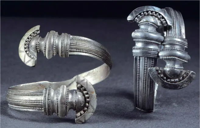 Figura 1Par de brazaletes de plata hallados en una tumba femenina de la - фото 3