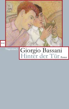 Giorgio Bassani Hinter der Tür обложка книги