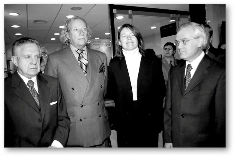Con autoridades y dirigentes empresariales en la inauguración de la primera - фото 3