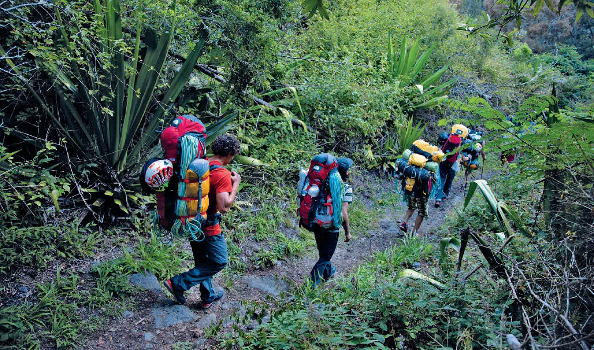 Auf dem Weg zu unserem Basislager auf La Réunion mit James Pearson Caroline - фото 17