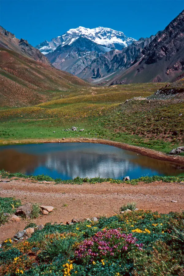 Laguna Horcones mit der mächtigen Südwand des Aconcagua Aconcagua im - фото 14