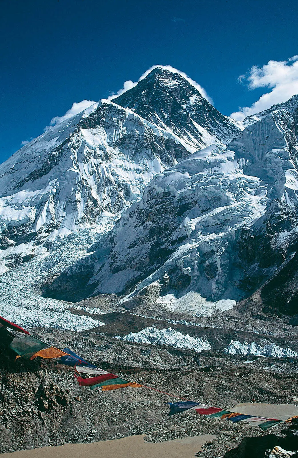 Der Mount Everest mit dem stark zerklüfteten Khumbugletscher Während der Nacht - фото 3